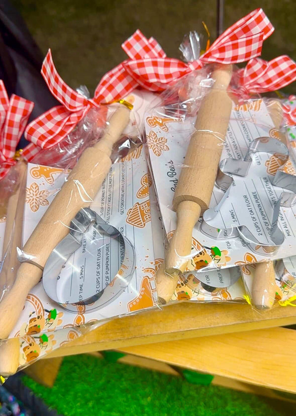 Mini Holiday Dog Cookie Kit – Rolling Pin, Cookie Cutter & Francis And Bee’s Recipe